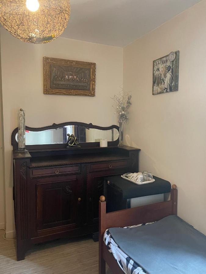 Leleka Hostel Esbly Экстерьер фото
