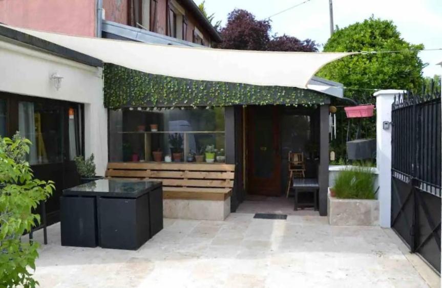 Leleka Hostel Esbly Экстерьер фото